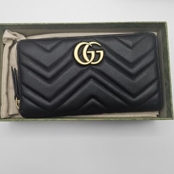 Gucci Black Leather Wallet with Gold GG Logo - Picture 1 of 7